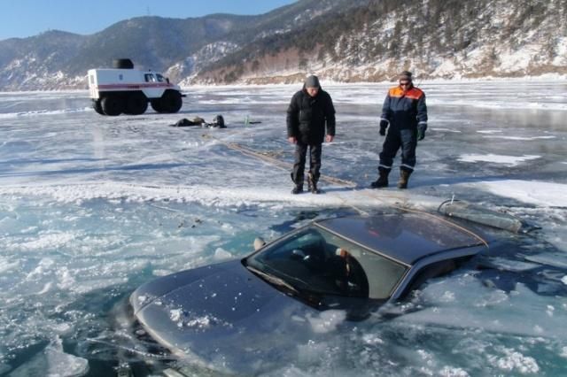 Когда приехавшие рыбачить на Байкал переоценили прочность льда