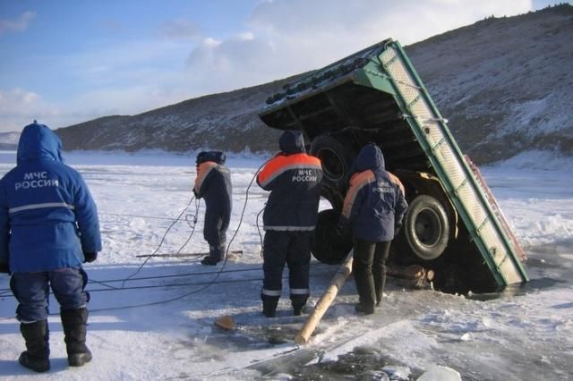 Когда приехавшие рыбачить на Байкал переоценили прочность льда