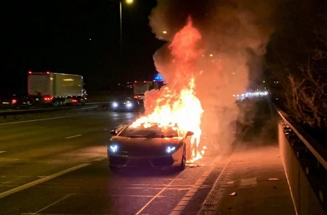 Дорогостоящий Lamborghini загорелся во время поездки