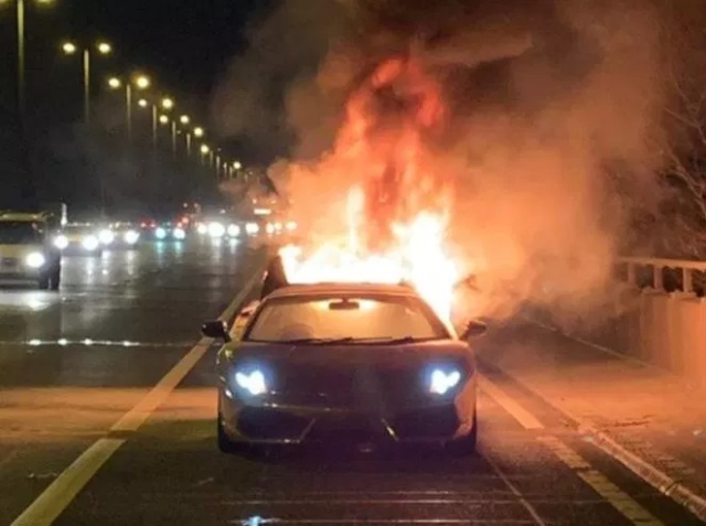 Дорогостоящий Lamborghini загорелся во время поездки