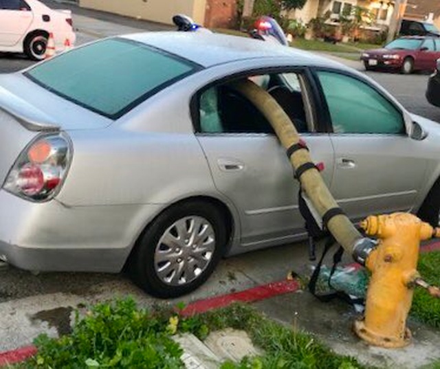 Не следует парковаться у пожарного гидранта