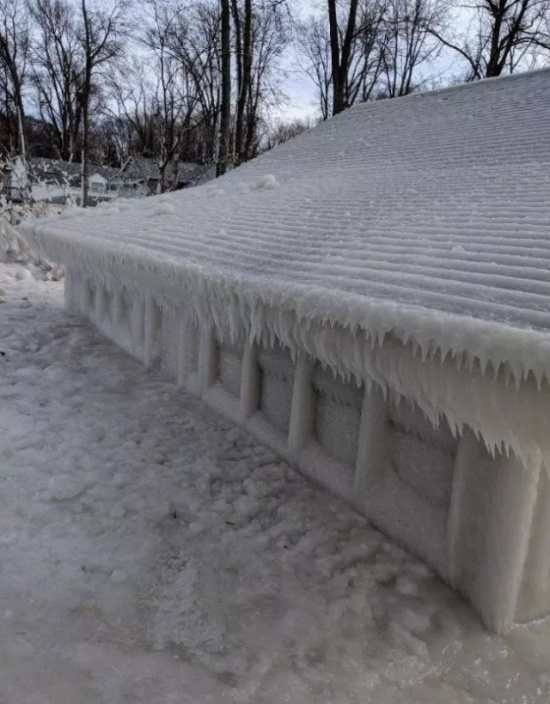 Пляжный домик во льдах