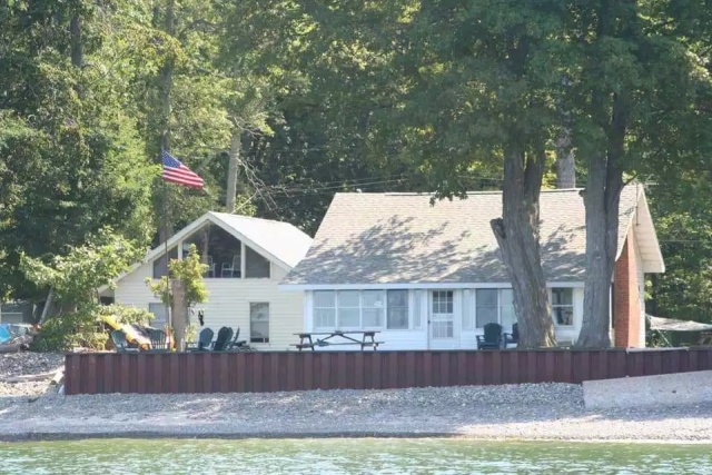 Пляжный домик во льдах