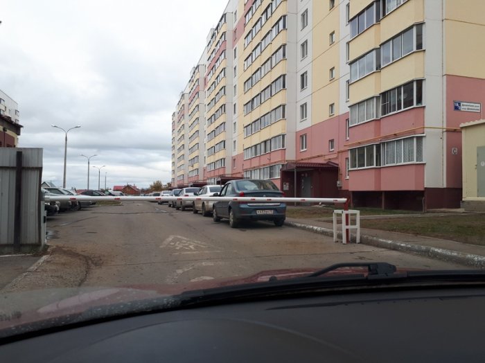Пешеходу пригрозили штрафом за то, что помешал машине проехать по тротуару