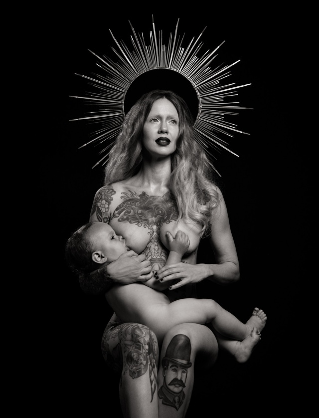 Скандальная фотосессия "Дева Мария с младенцем" от фотографа Реки Ньяри