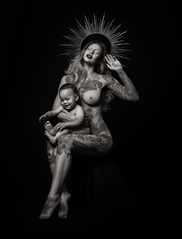 Скандальная фотосессия "Дева Мария с младенцем" от фотографа Реки Ньяри