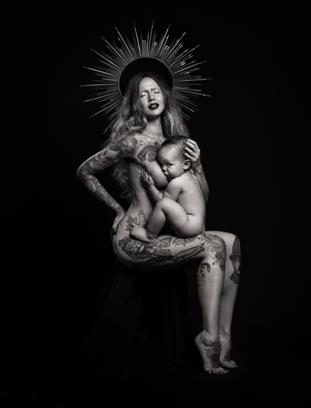Скандальная фотосессия "Дева Мария с младенцем" от фотографа Реки Ньяри