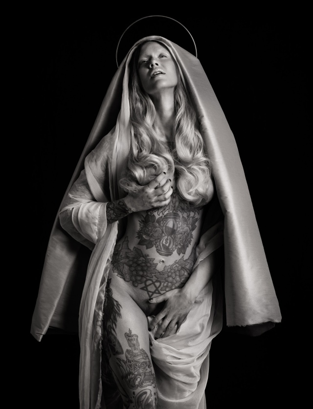 Скандальная фотосессия "Дева Мария с младенцем" от фотографа Реки Ньяри