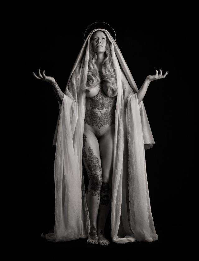 Скандальная фотосессия "Дева Мария с младенцем" от фотографа Реки Ньяри