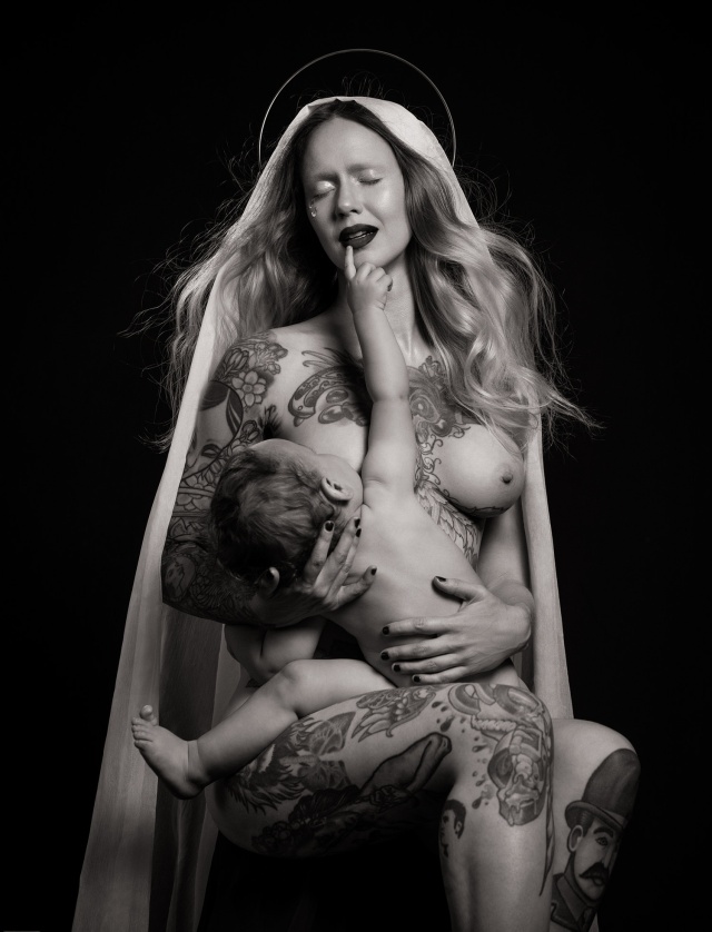 Скандальная фотосессия "Дева Мария с младенцем" от фотографа Реки Ньяри