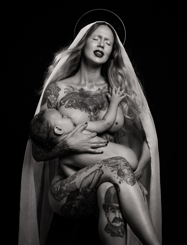 Скандальная фотосессия "Дева Мария с младенцем" от фотографа Реки Ньяри