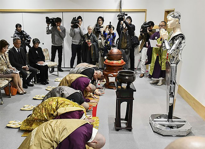 Роботы-проповедники разных конфессий