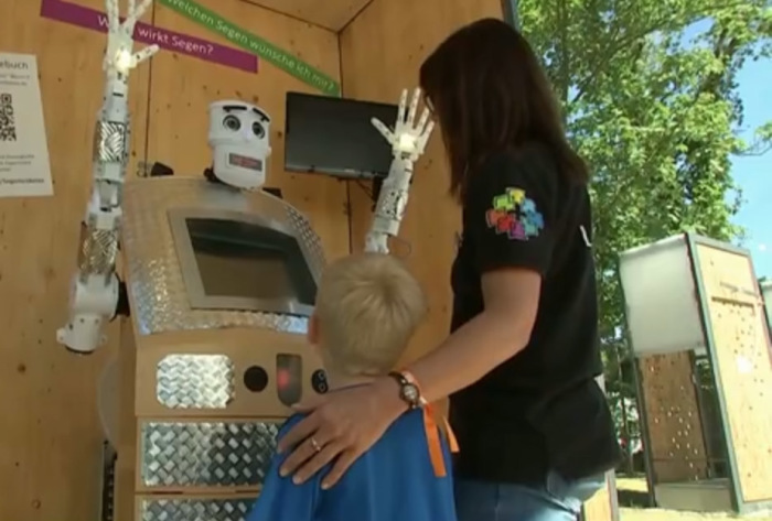 Роботы-проповедники разных конфессий