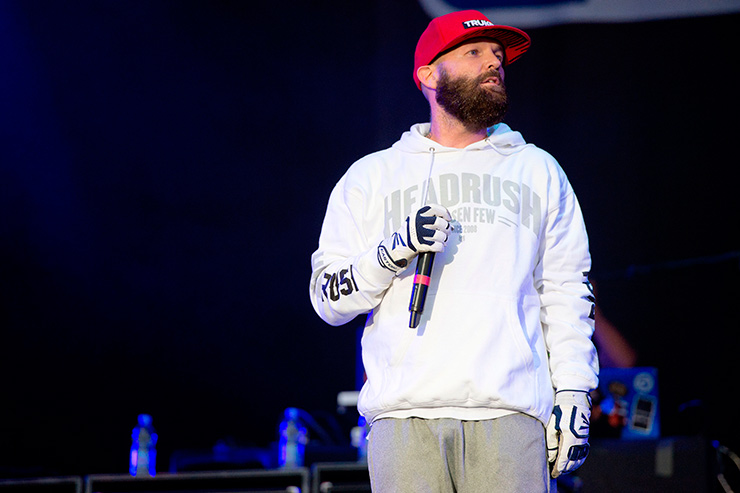 Знаменитости, которые поднимали руку на поклонников