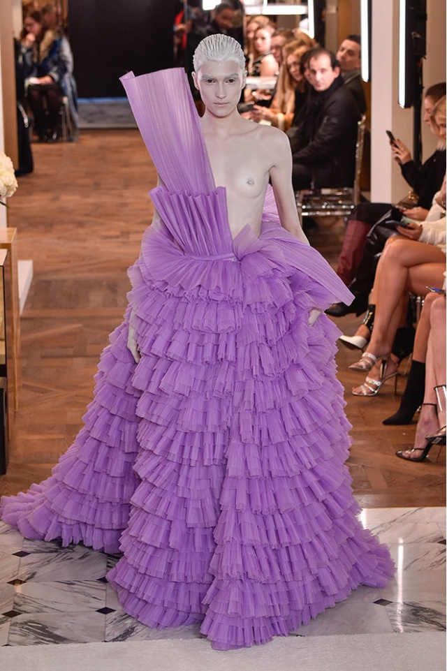 Самые откровенные и смелые наряды прошлых "Недель моды"