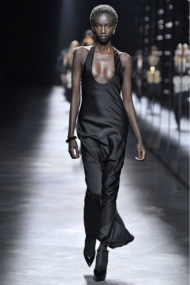 Самые откровенные и смелые наряды прошлых "Недель моды"