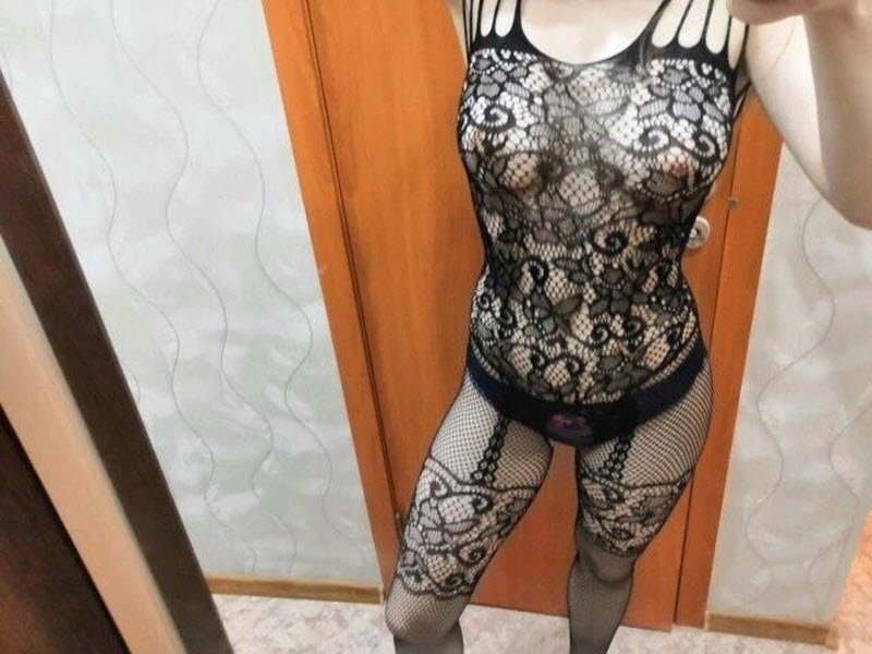 Девушки демонстрируют белье, купленное на Алиэкспресс