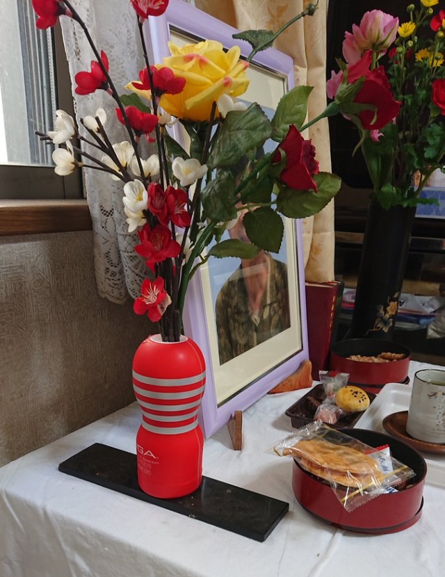 Житель Японии использовал секс-игрушку в качестве вазы, чтобы украсить урну с прахом покойной жены