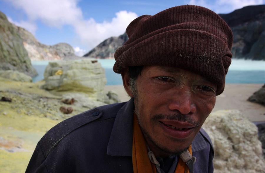 Как в Индонезии добывают серу Как в Индонезии добывают серу