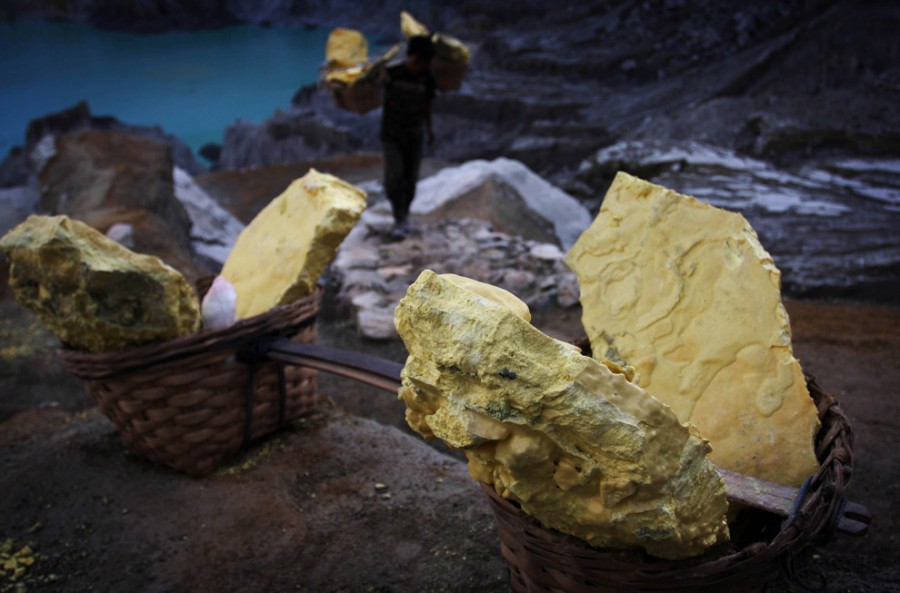 Как в Индонезии добывают серу Как в Индонезии добывают серу