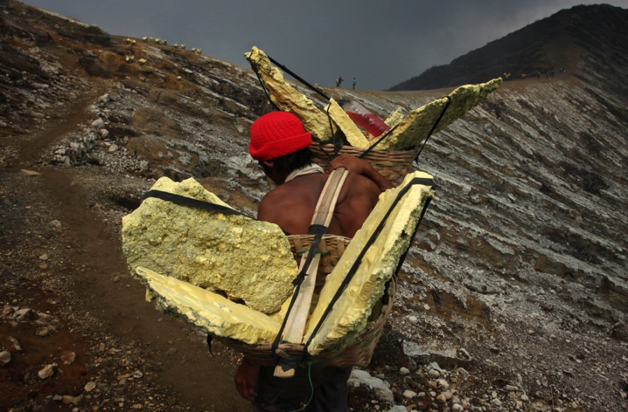 Как в Индонезии добывают серу Как в Индонезии добывают серу