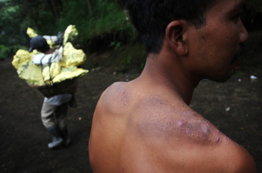 Как в Индонезии добывают серу Как в Индонезии добывают серу