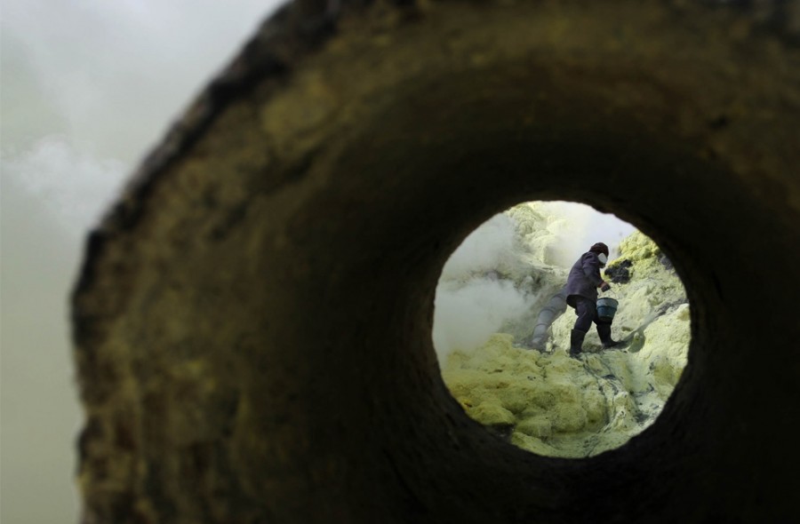 Как в Индонезии добывают серу Как в Индонезии добывают серу