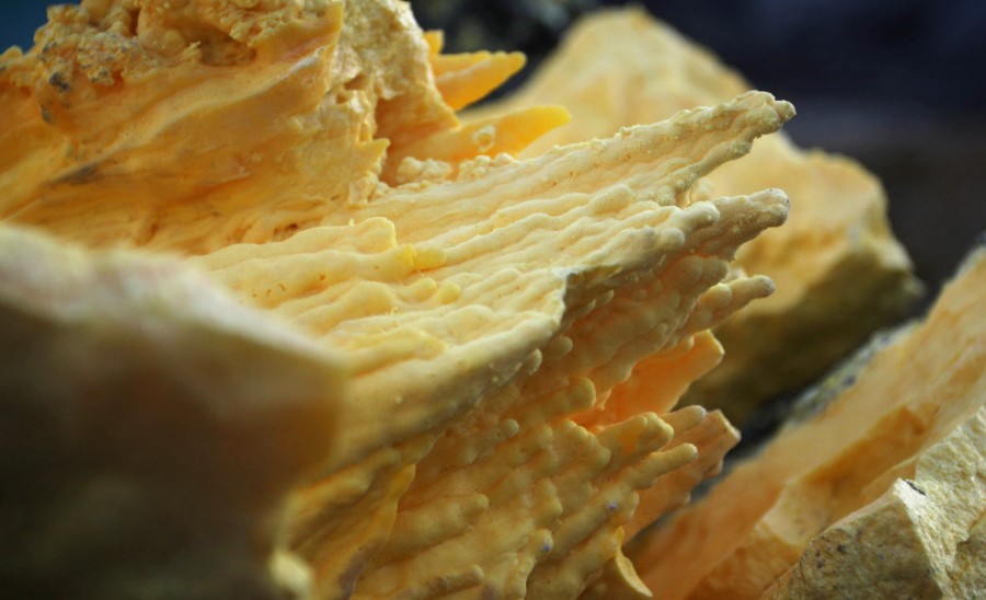 Как в Индонезии добывают серу Как в Индонезии добывают серу