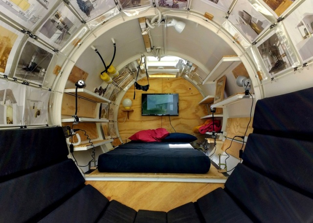 Необычное жилище из старого дизельного бака