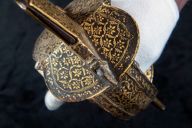 Семейная пара из Великобритании нашла бесценные реликвии на чердаке Семейная пара из Великобритании нашла бесценные реликвии на чердаке