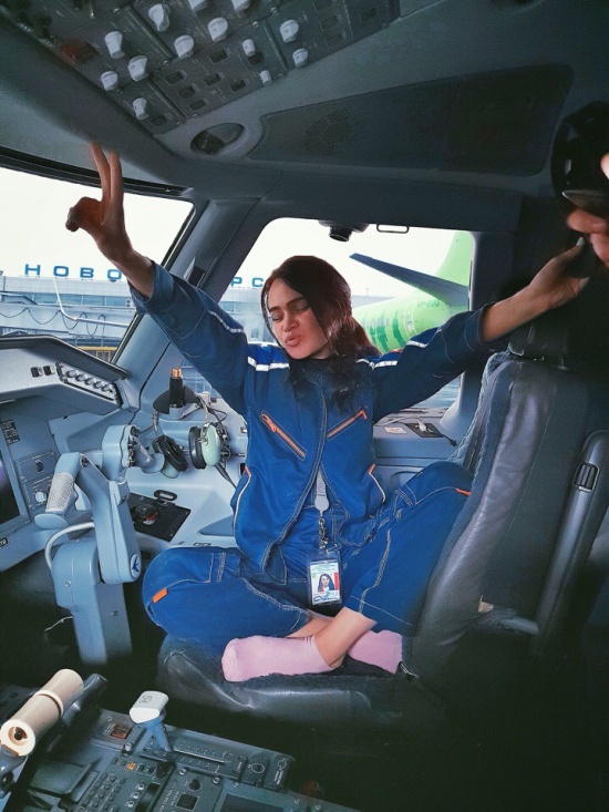 Как вы думаете, кем работает эта девушка из Новосибирска?