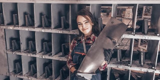 Как вы думаете, кем работает эта девушка из Новосибирска?