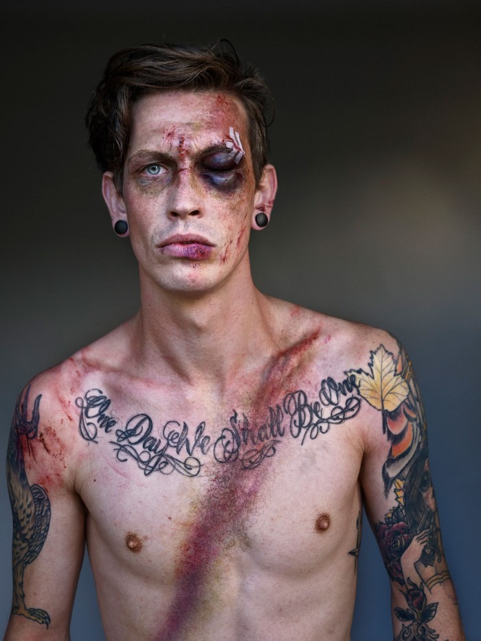 Портреты мужчин, которые выжили в аварии благодаря ремню безопасности