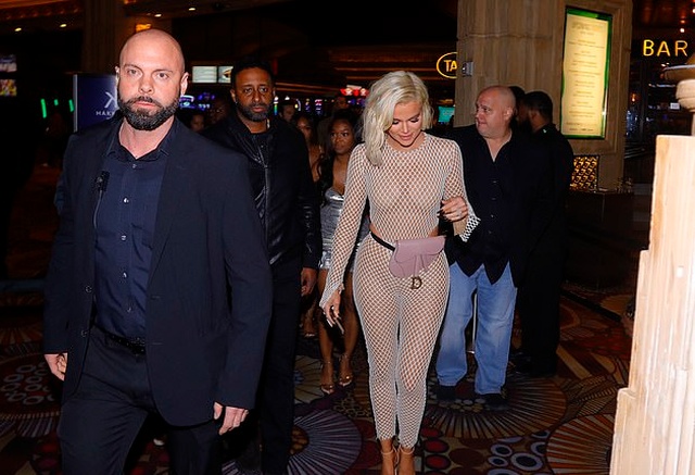 Хлои Кардашьян пришла на день рождения к подруге в прозрачном комбинезоне