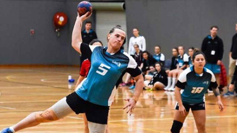 Когда за женскую гандбольную команду играет бывший мужик, у соперниц просто нет шансов