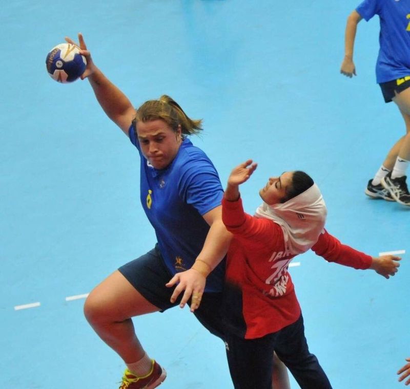 Когда за женскую гандбольную команду играет бывший мужик, у соперниц просто нет шансов