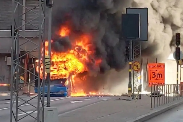 В центре Стокгольма взорвался автобус