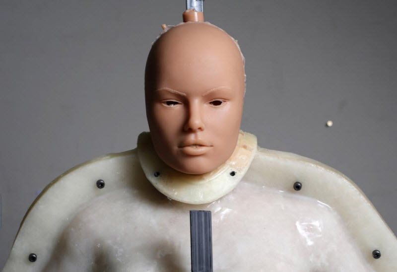 Как производят резиновых женщин во Франции