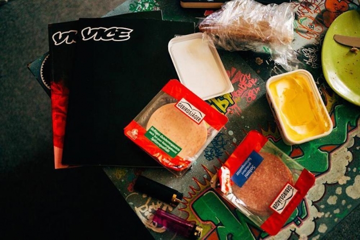 Как живут холостяки в разных странах мира