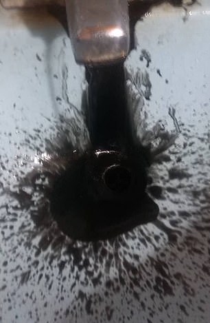 В се из кранов потекла черная вода