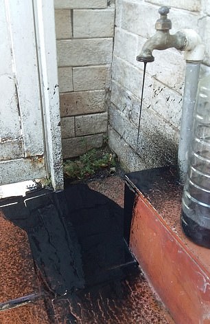 В се из кранов потекла черная вода