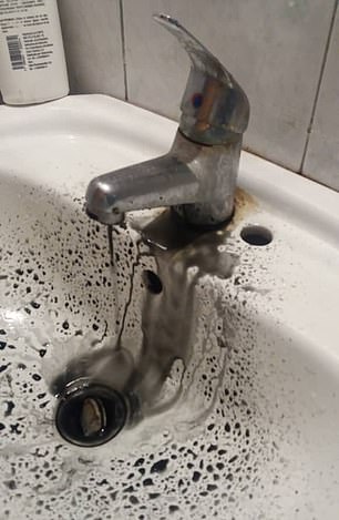 В се из кранов потекла черная вода