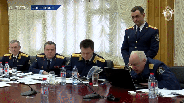 Александр Бастрыкин рассмотрел фото на ноутбуке при помощи лупы (3 фото)