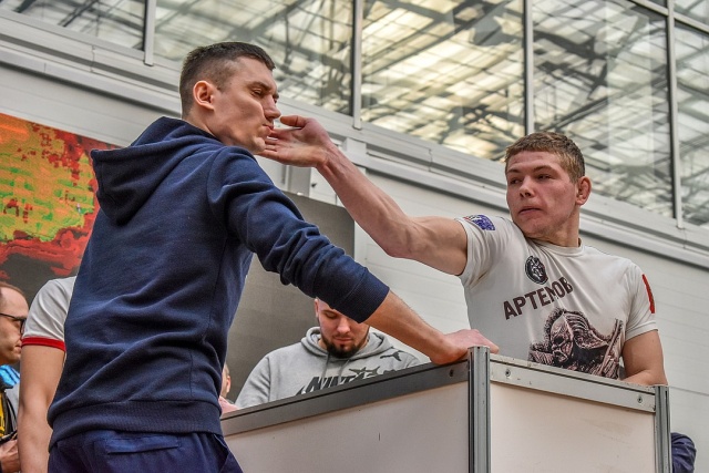 В Красноярске прошел первый чемпионат по мужским пощечинам