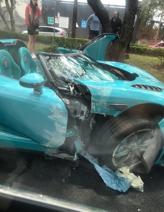 В Мексике разбили уникальный суперкар Koenigsegg CCXR бирюзового цвета