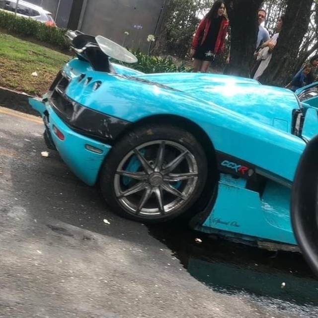 В Мексике разбили уникальный суперкар Koenigsegg CCXR бирюзового цвета