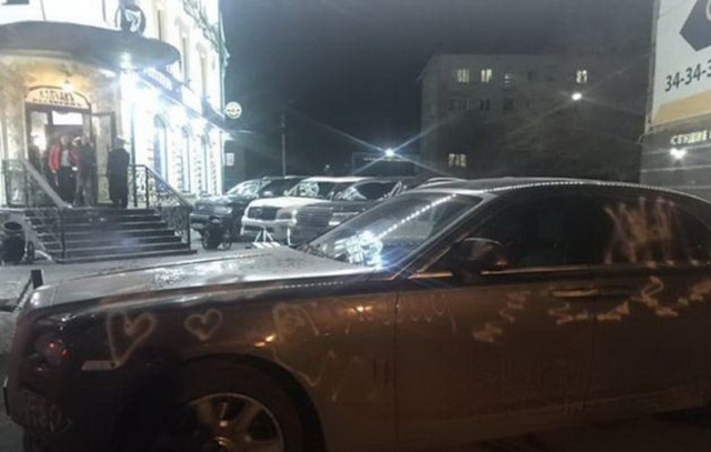 В Омске краской из баллончика разрисовали Rolls-Royce Ghost