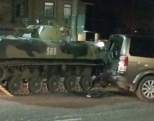 В Туле БМД врезался во внедорожник Land Rover