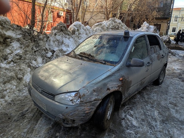 В Самаре автомобиль с пассажирами провалился под асфальт