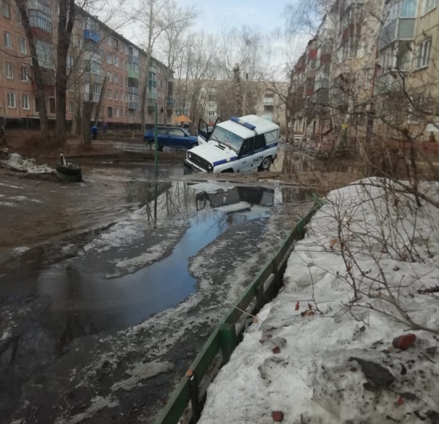В Рубцовске полицейский УАЗ застрял в глубокой яме